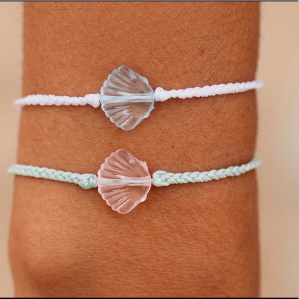 BRAND NEW - PURA VIDA SEA THROUGH YOU SHELL CHARM BRACELET. Color: Winte…